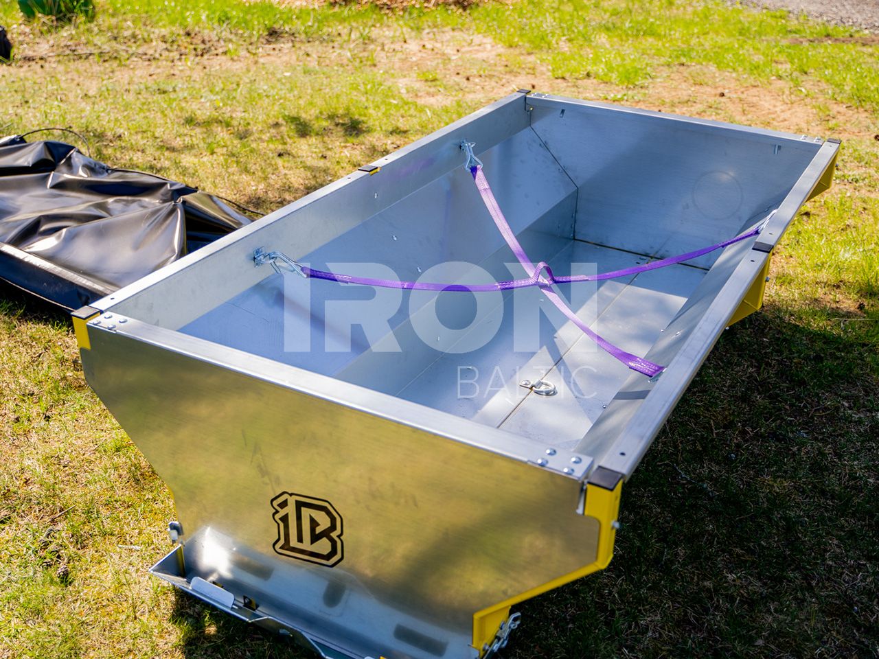 Cargo box: IB 1200
