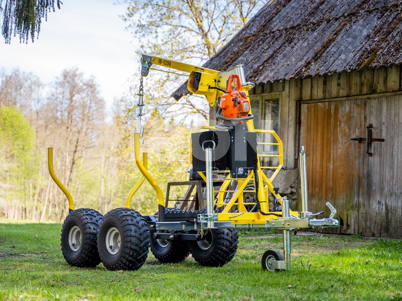 Luggage container: with chainsaw holder