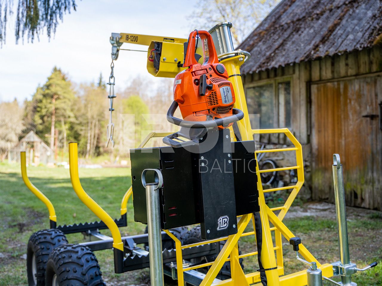 Luggage container: with chainsaw holder
