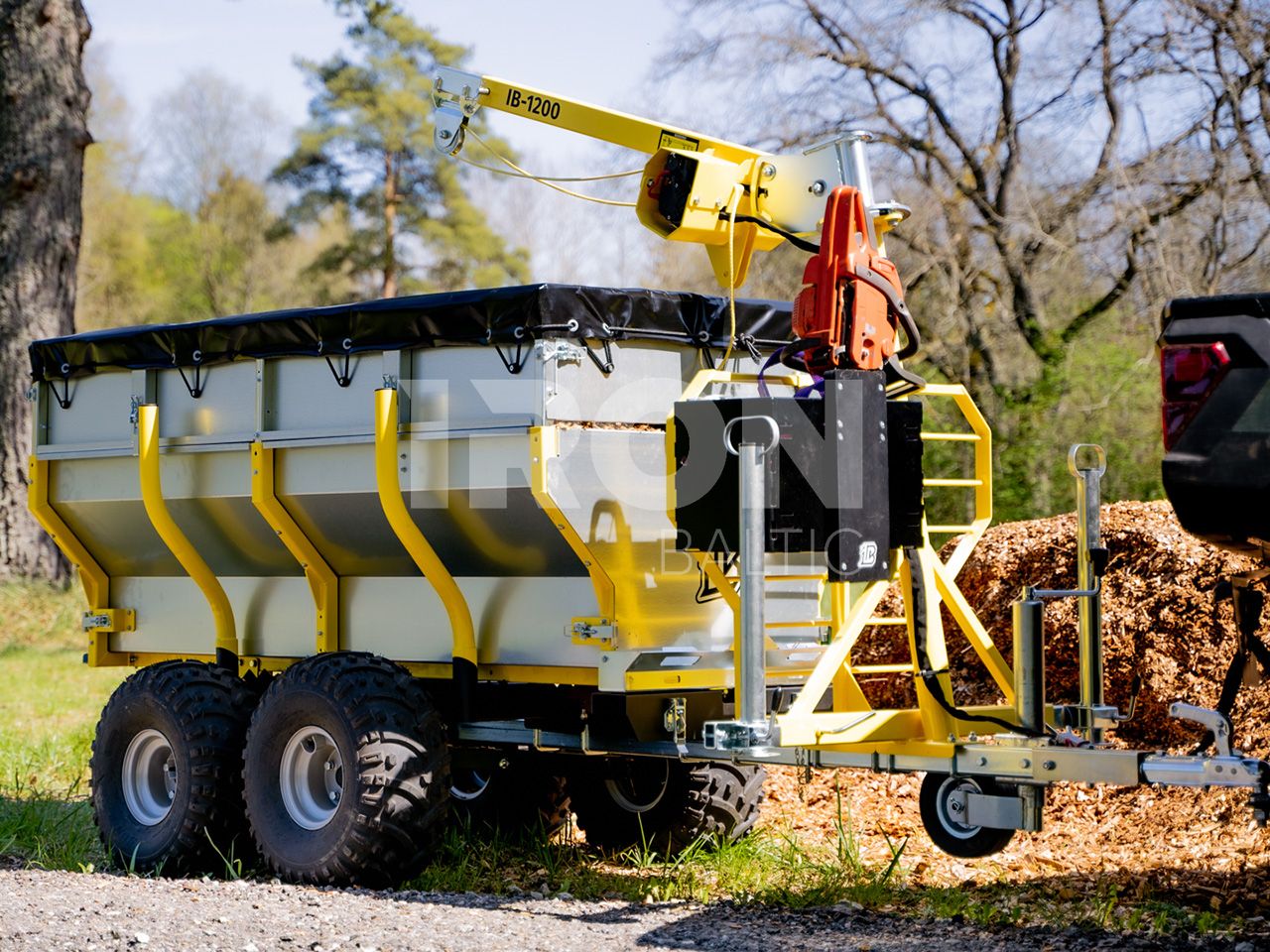 Luggage container: with chainsaw holder