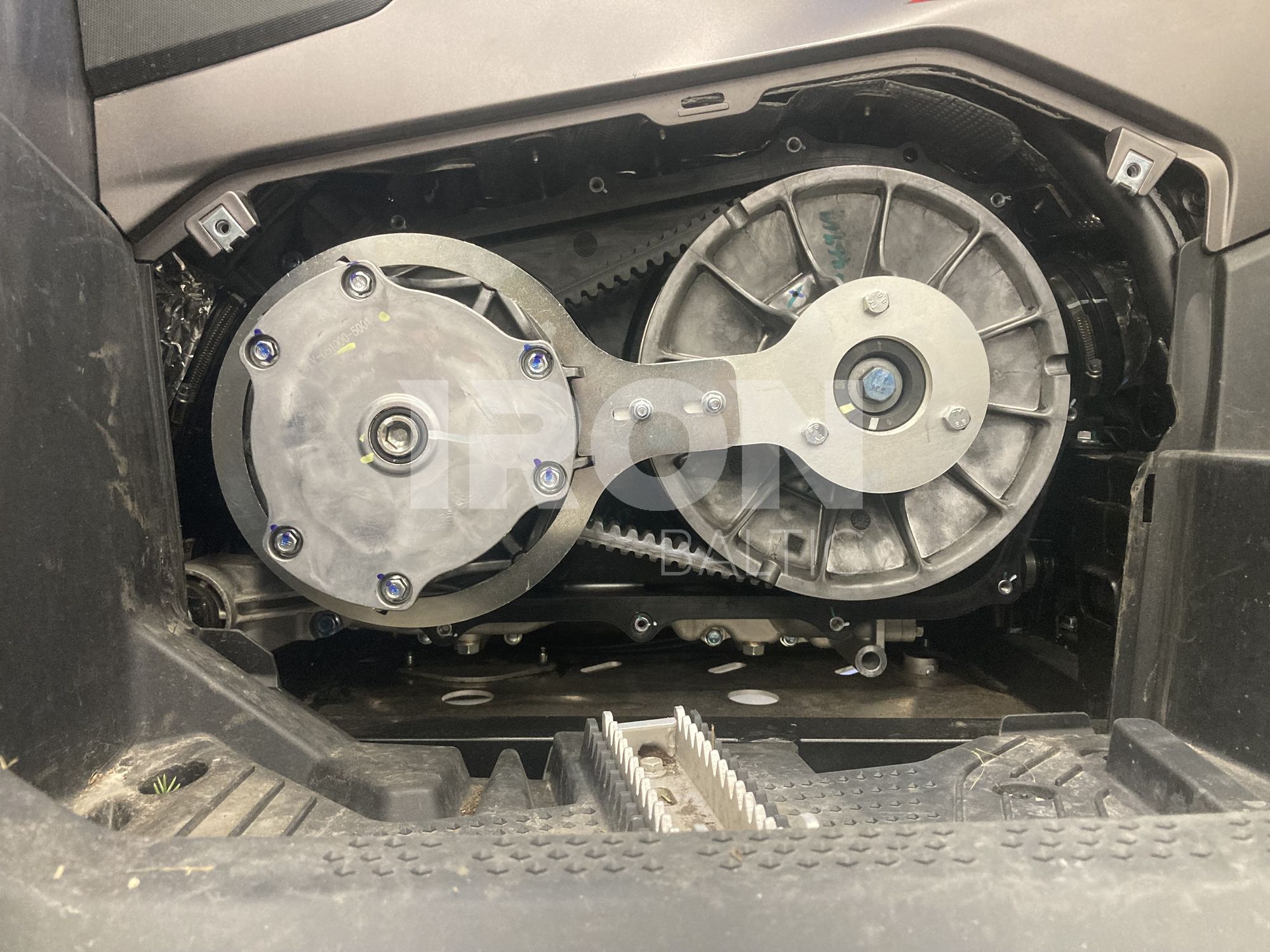 Clutch holding tool