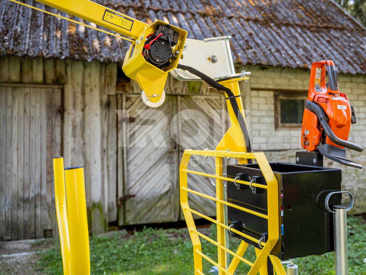 Luggage container: with chainsaw holder